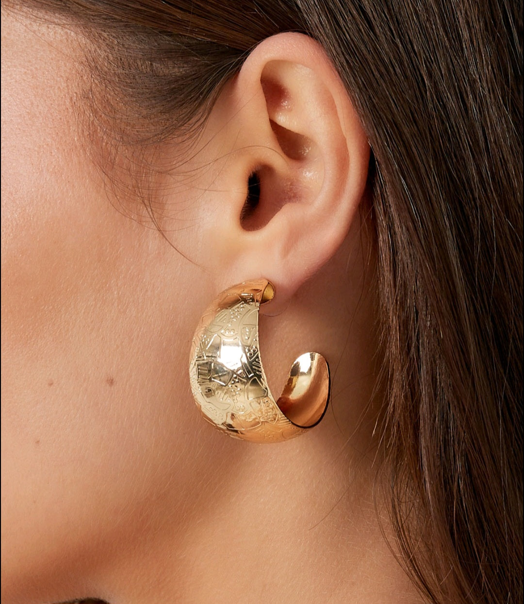 Boucle d'oreille ronde dorée avec structure