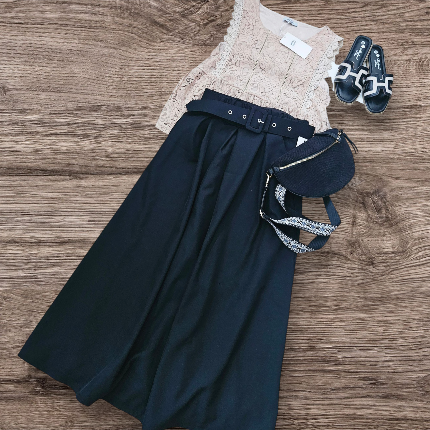 Jupe noire plissée + ceinture