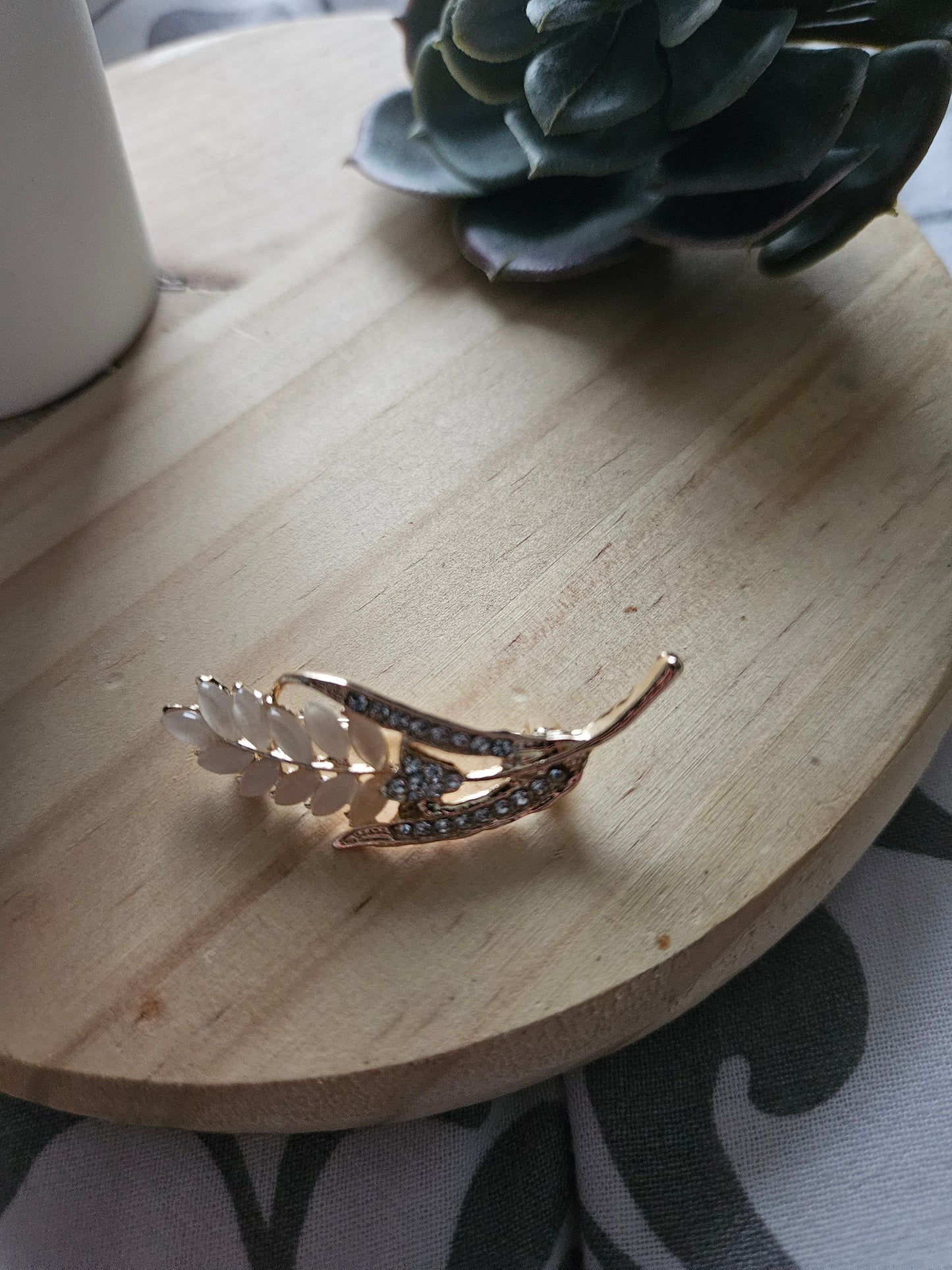 Bijoux broche feuille strass