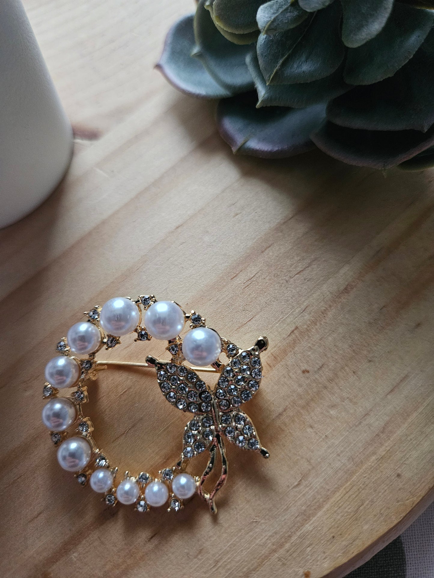 Bijoux broche couronne perles papillon strass