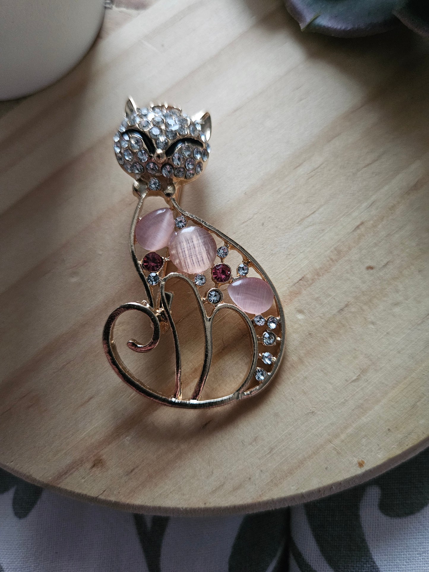 Bijoux broche en forme de chat perles rose +stass