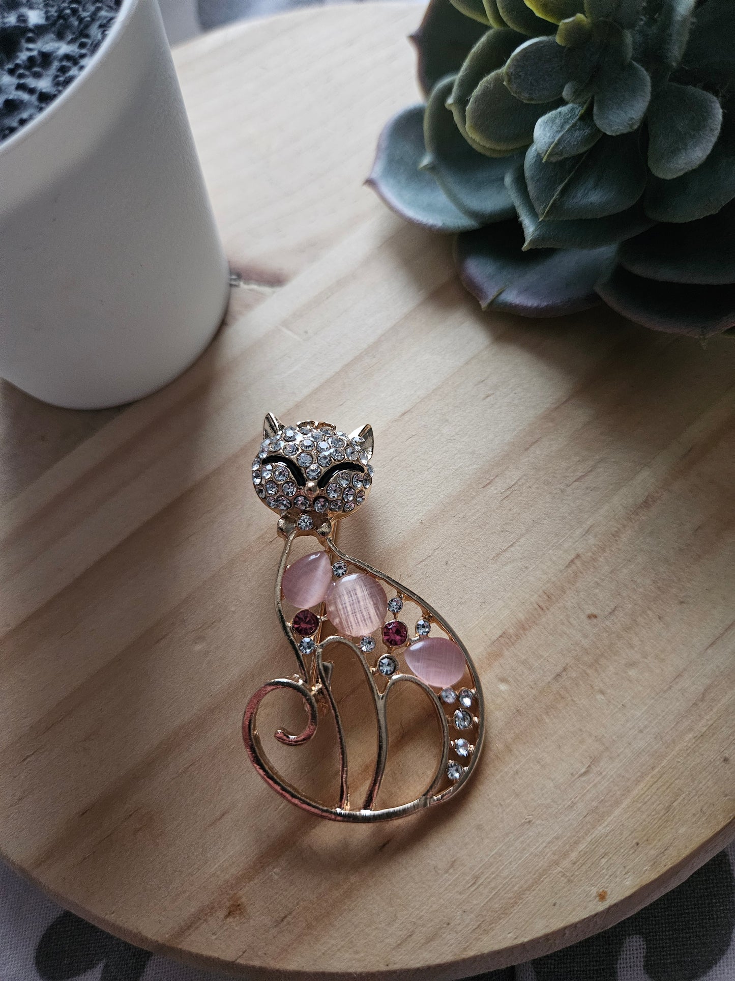 Bijoux broche en forme de chat perles rose +stass