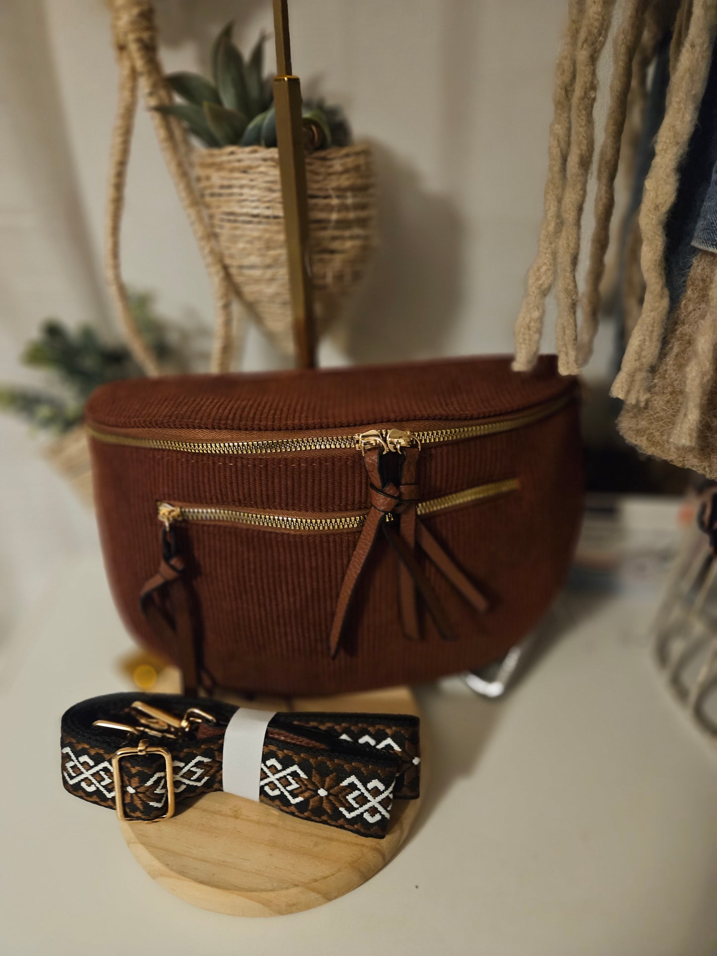 Sac banane crossbag marron en velours côtelé grand format et bandoulière assortie