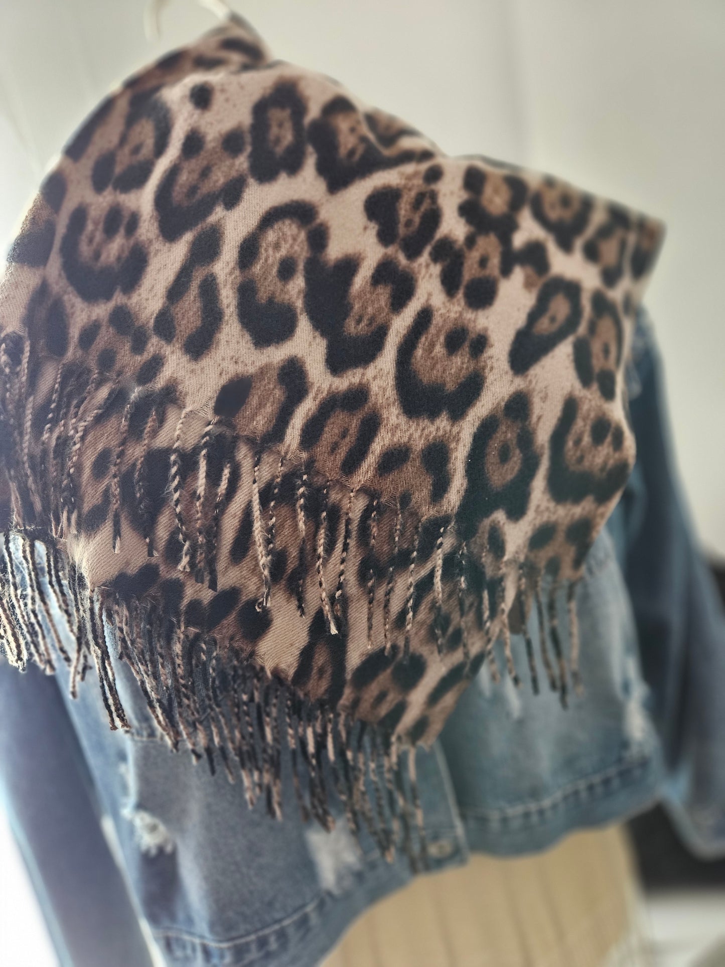 Écharpe extra longue taupe motif léopard