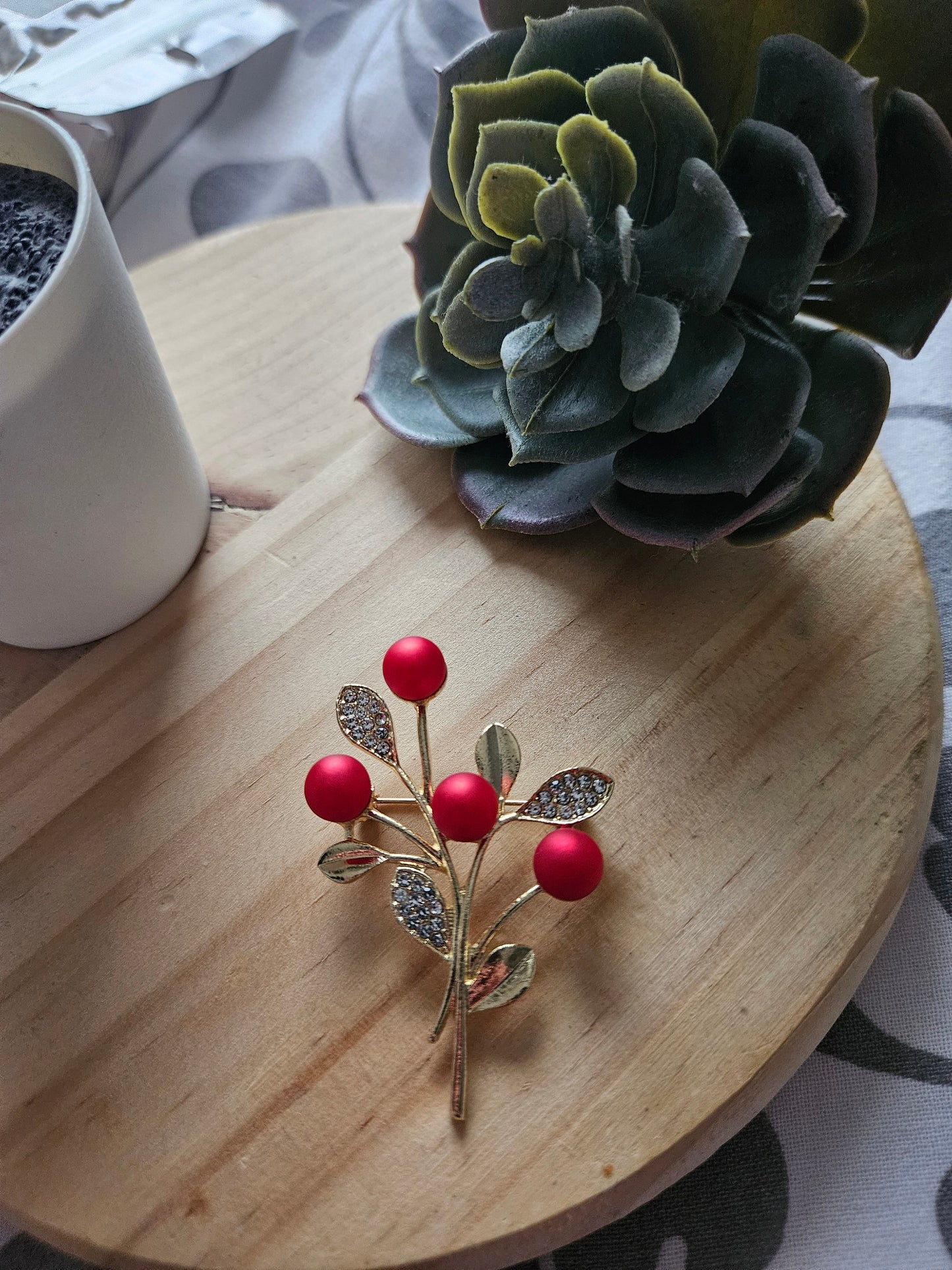 Bijoux broche feuilles strass perles rouges