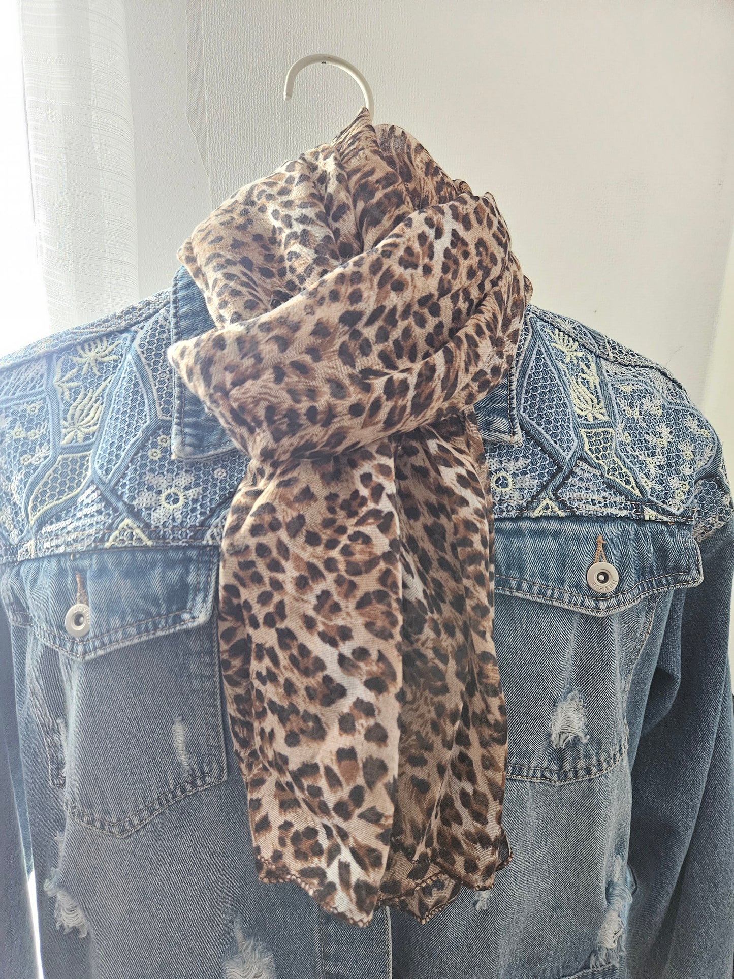 Foulard motifs léopard marron clair