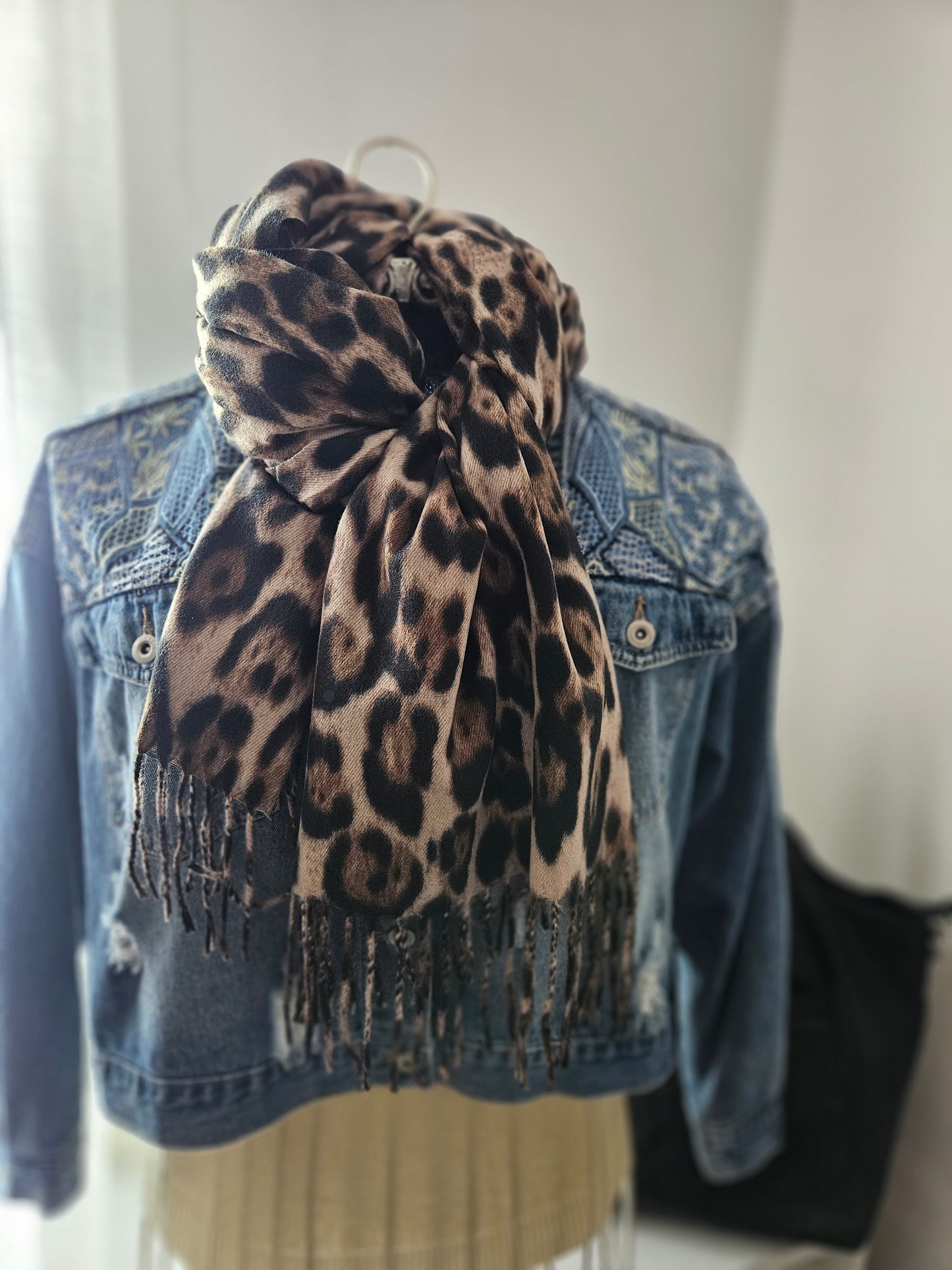 Écharpe extra longue taupe motif léopard