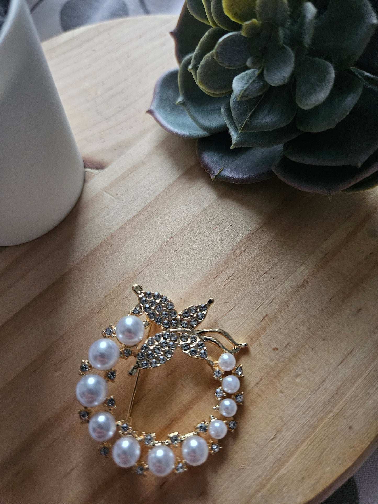 Bijoux broche couronne perles papillon strass