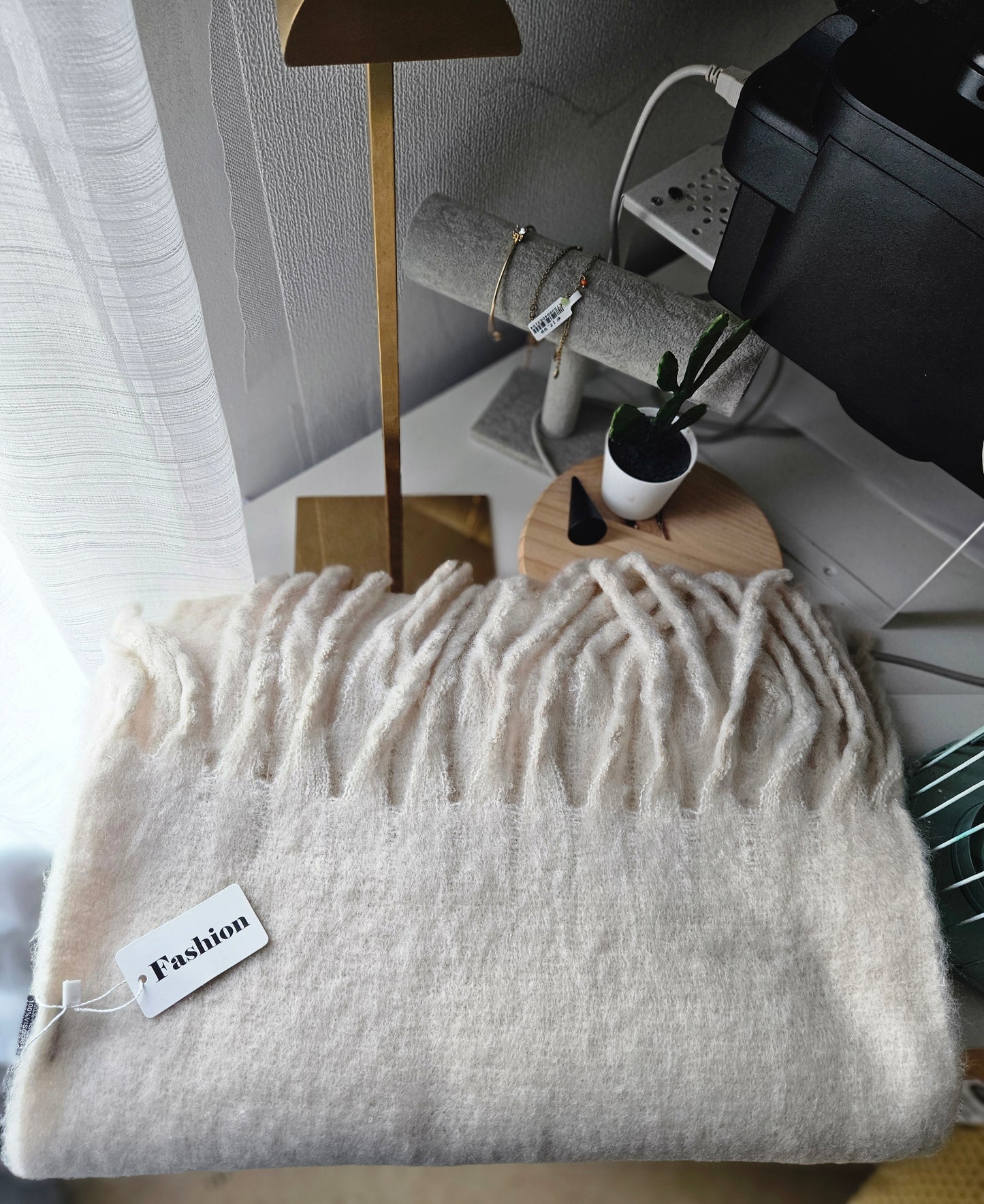 Écharpe écru à grosses franges 100% viscose .