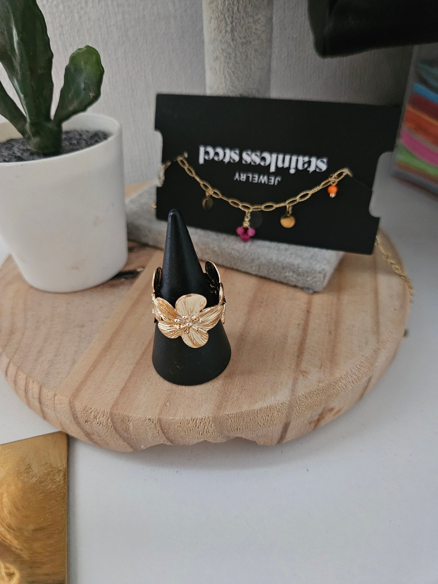 Bague fleuris dorée éclat botanique réglable