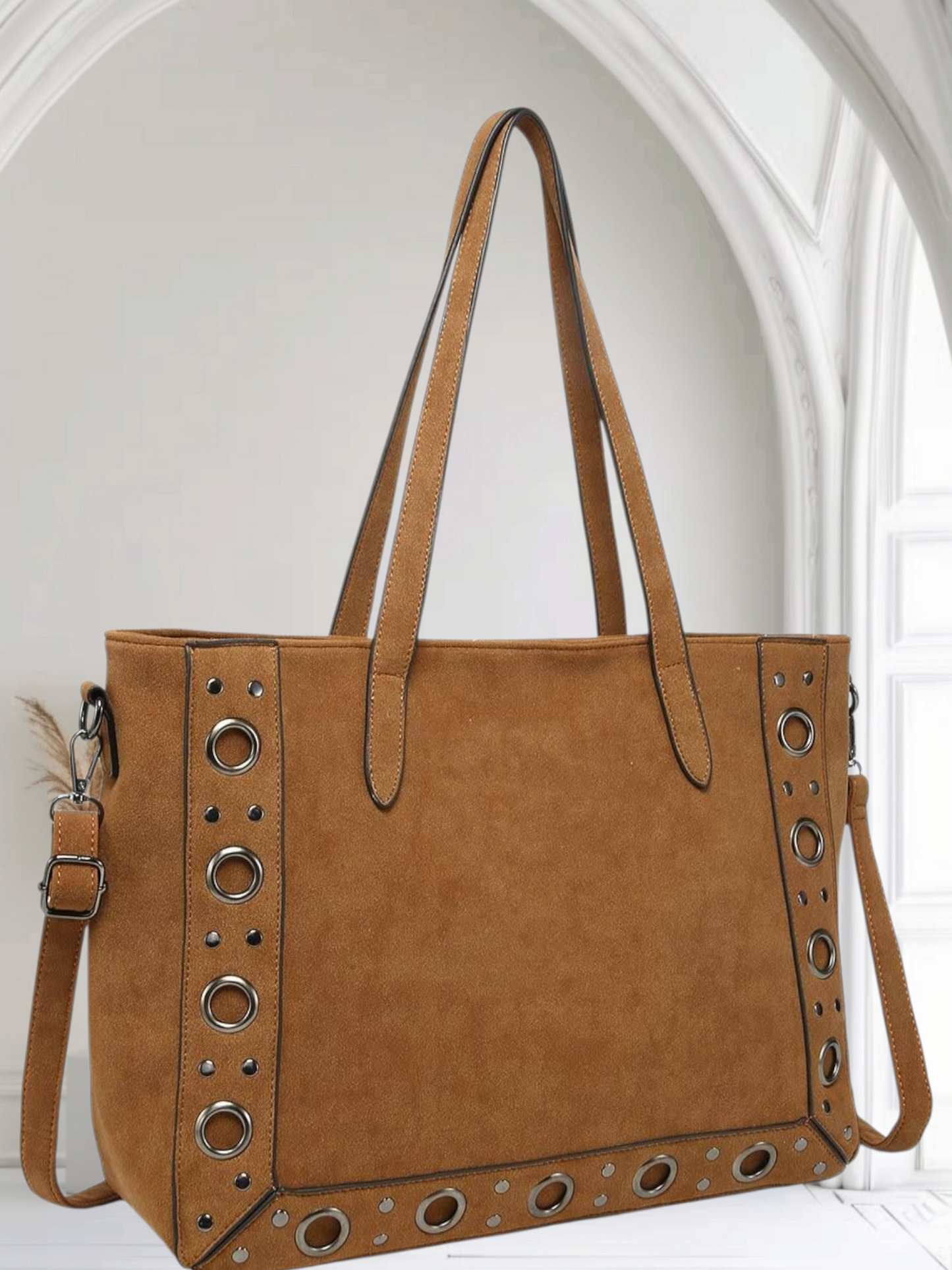 Sac marron camel en daim avec bandoulière.