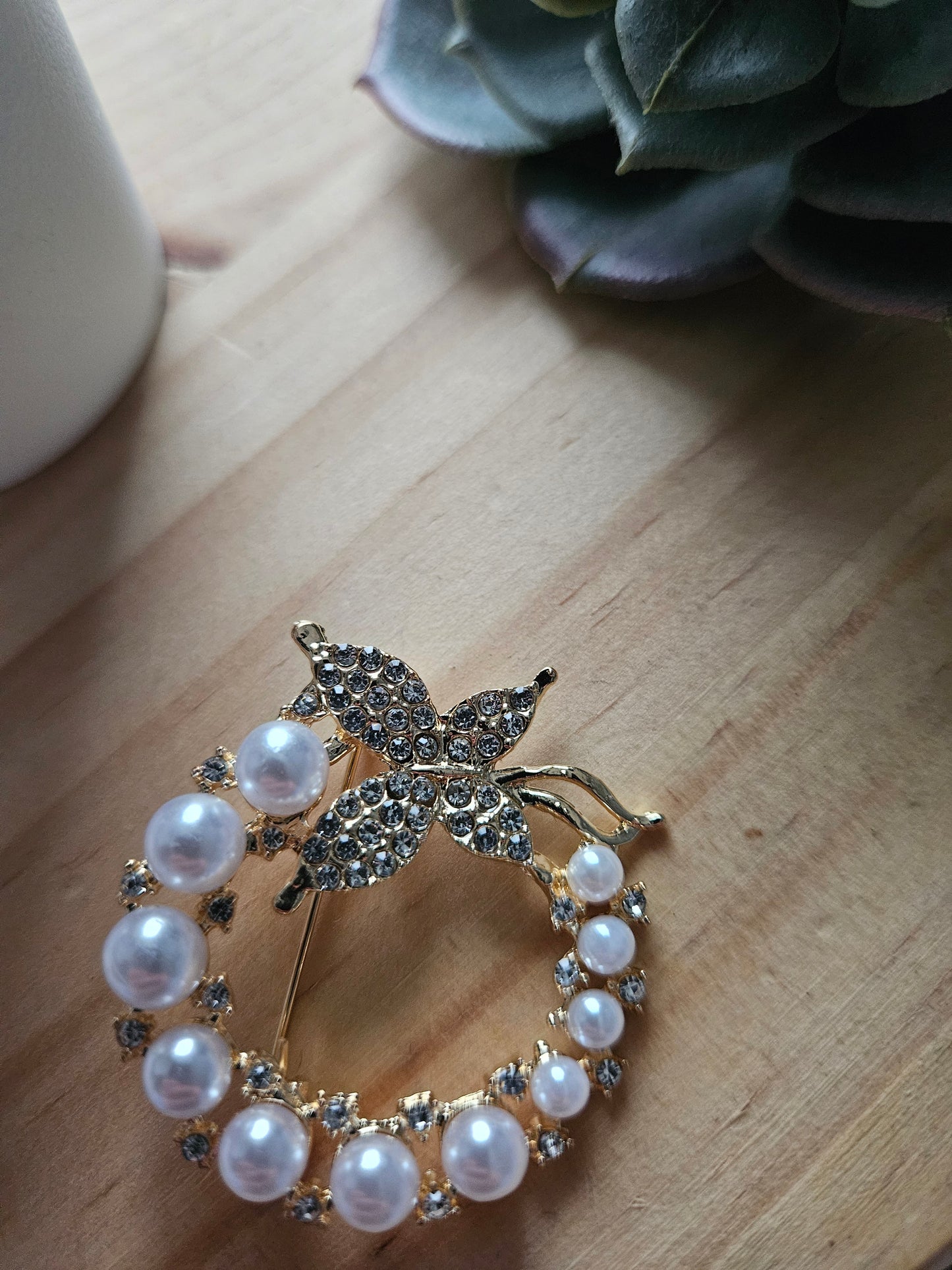 Bijoux broche couronne perles papillon strass