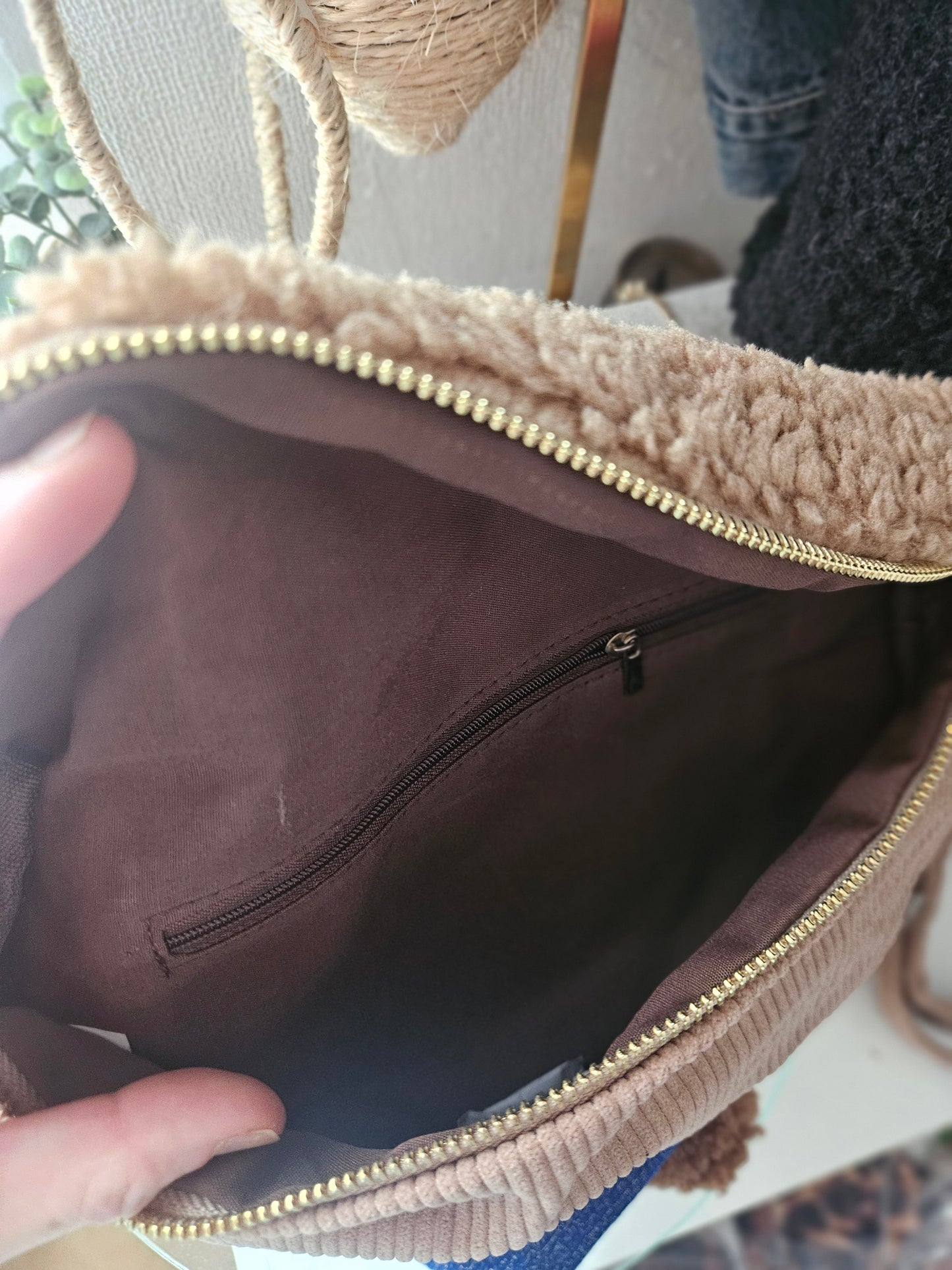 Sac banane bi matière en velours côtelé et fourrure teddy (marron ou noir)
