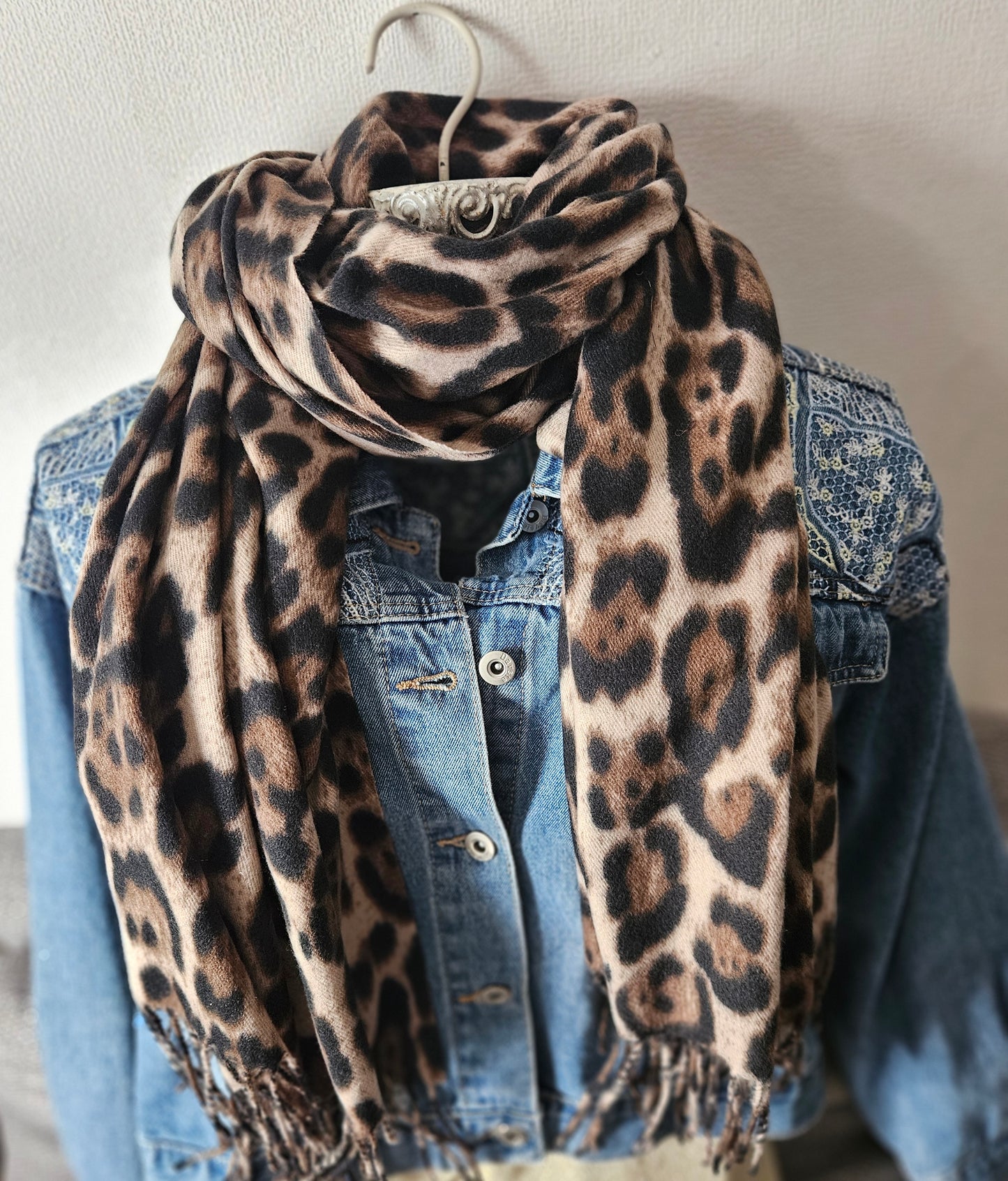 Écharpe extra longue taupe motif léopard