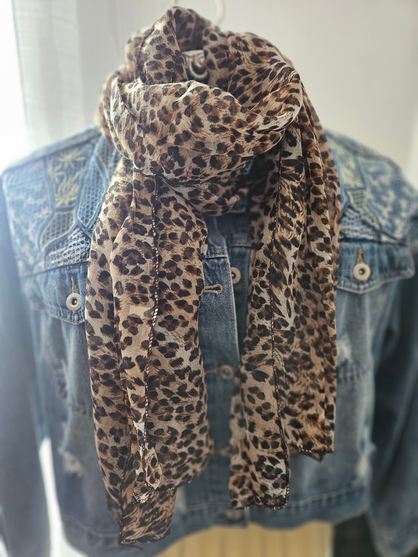 Foulard motifs léopard marron clair