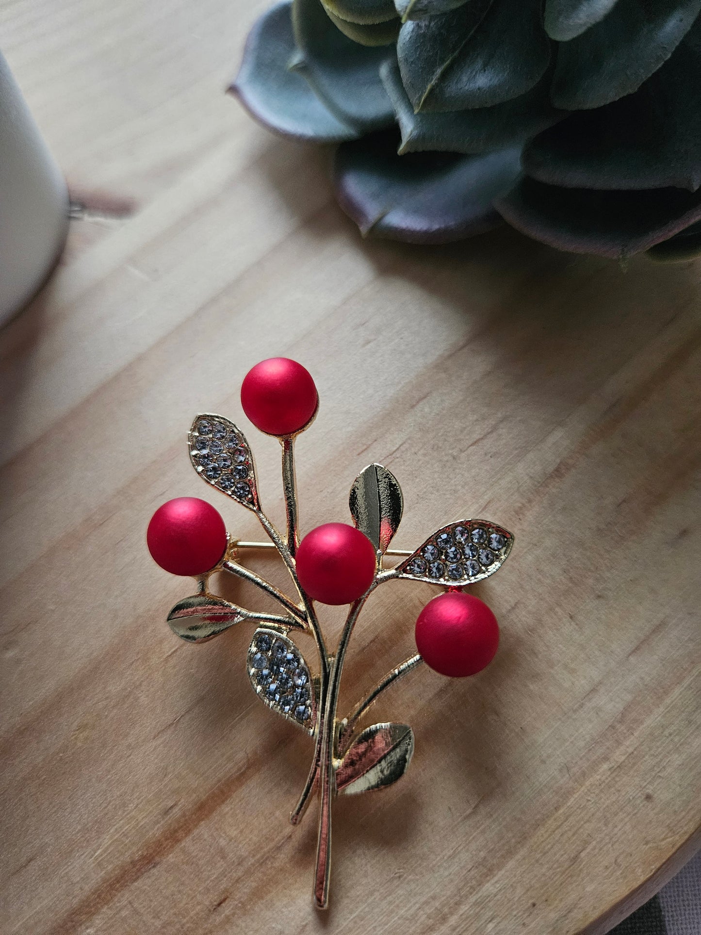 Bijoux broche feuilles strass perles rouges