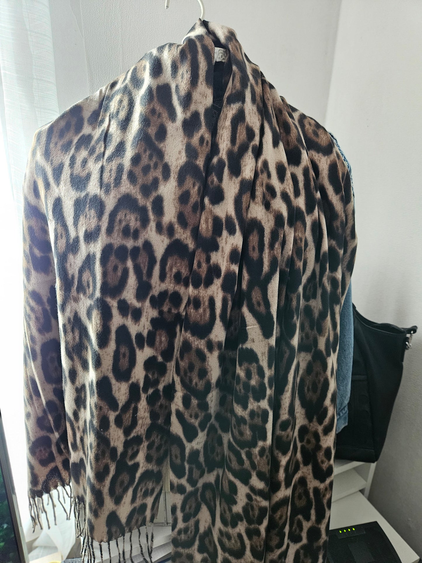 Écharpe extra longue taupe motif léopard