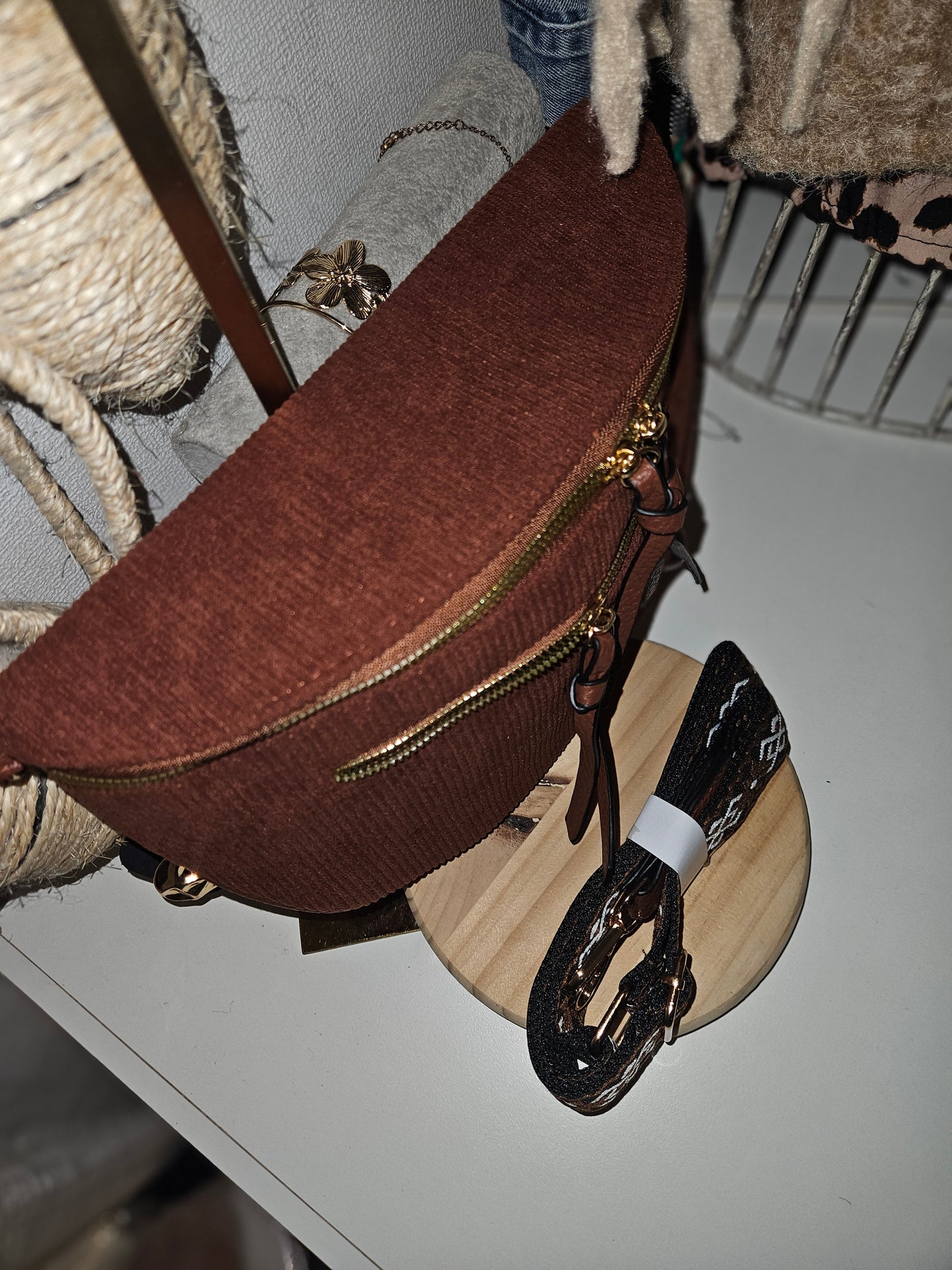 Sac banane crossbag marron en velours côtelé grand format et bandoulière assortie