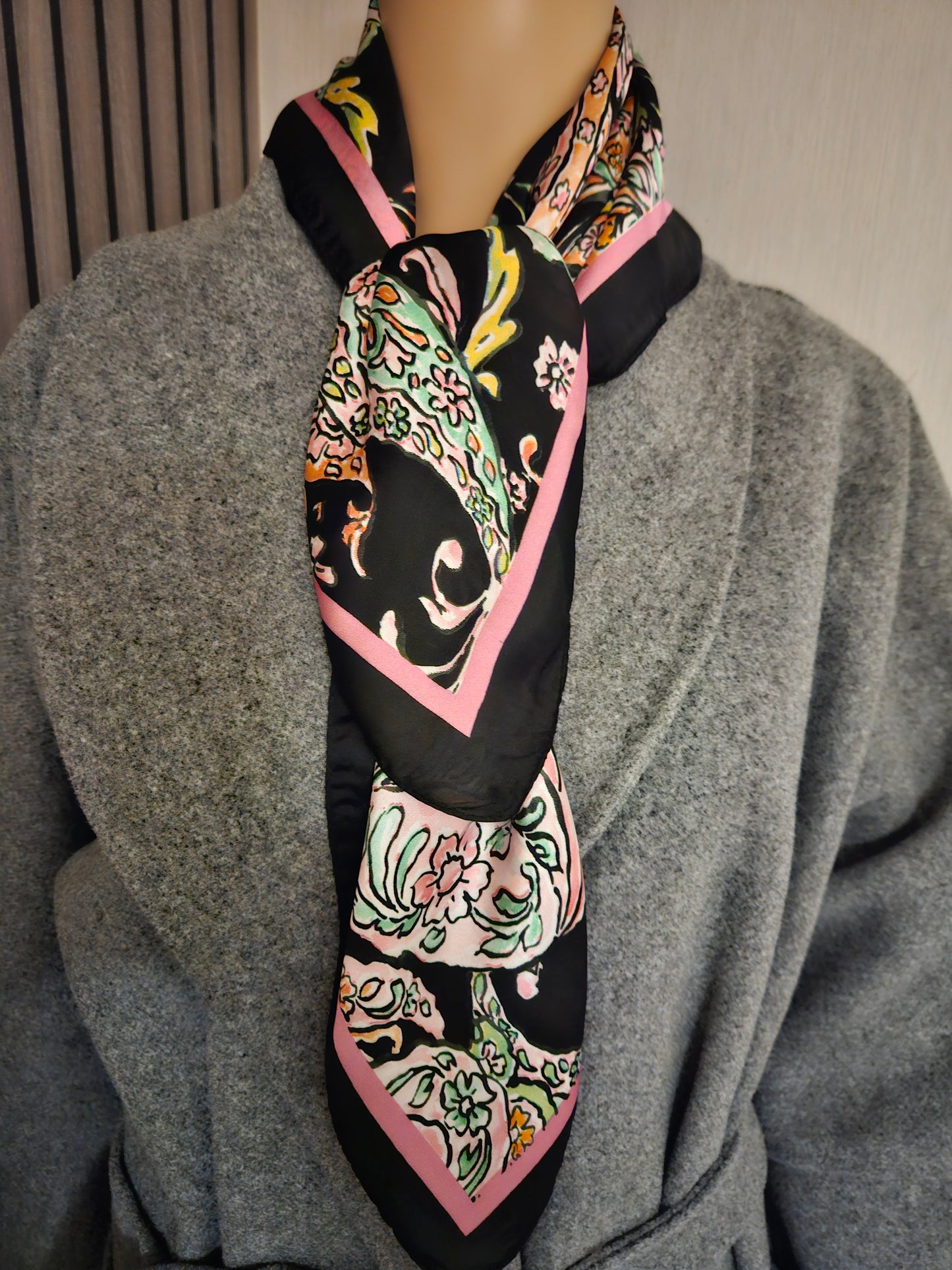 Foulard noir et rose
