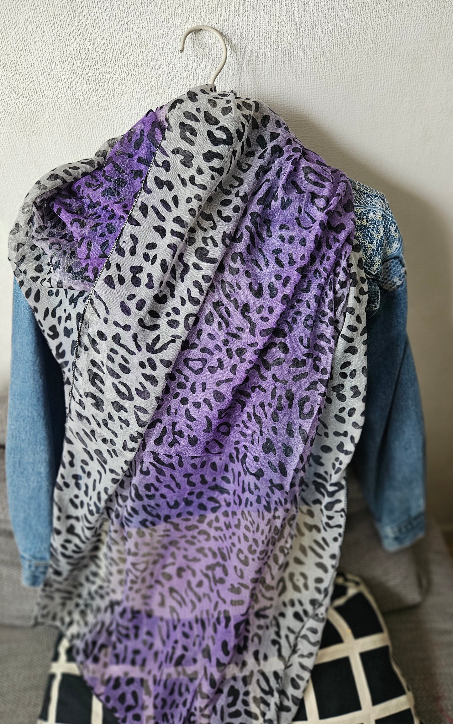Foulard violet gris motif animal