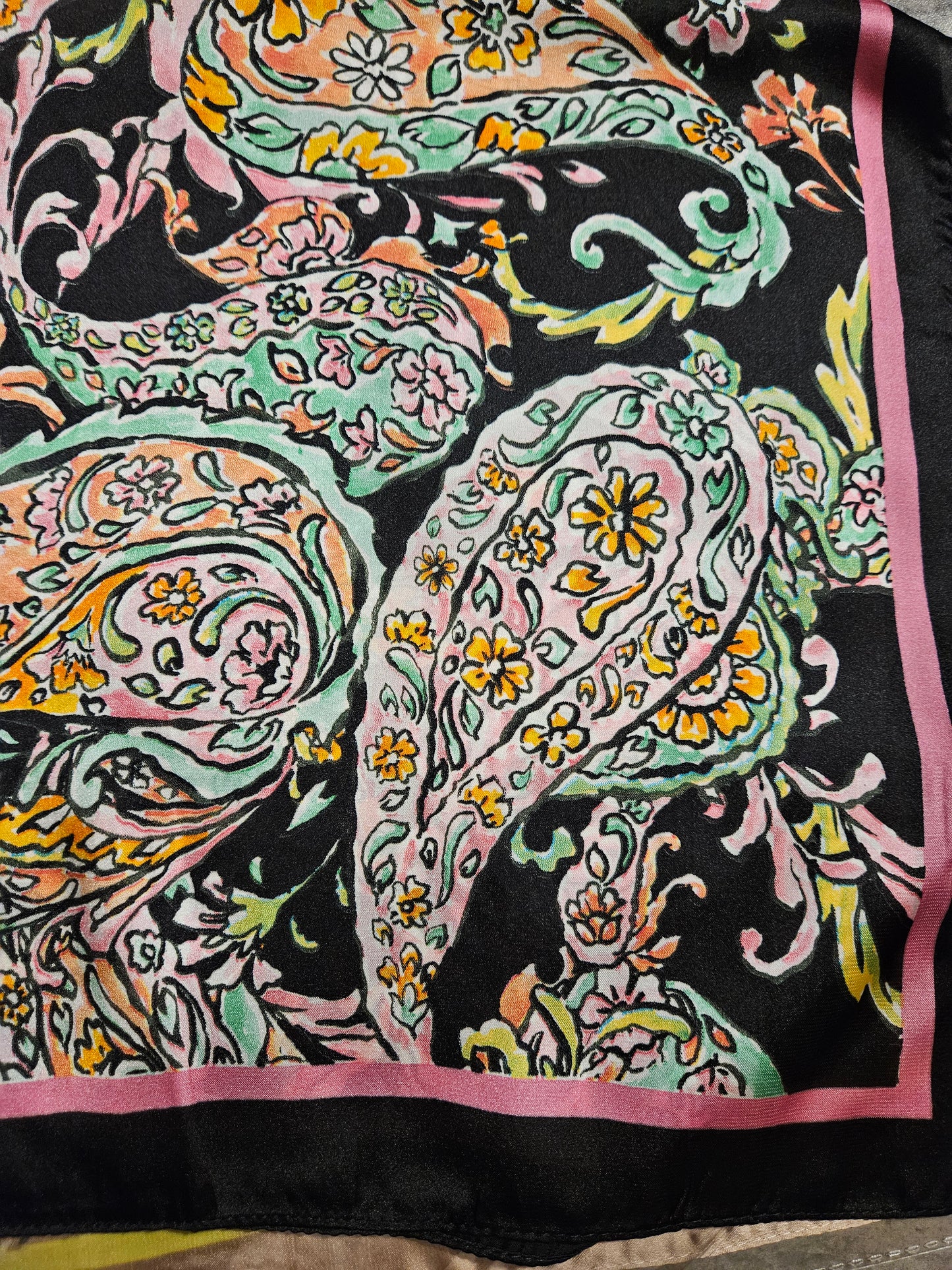 Foulard noir et rose