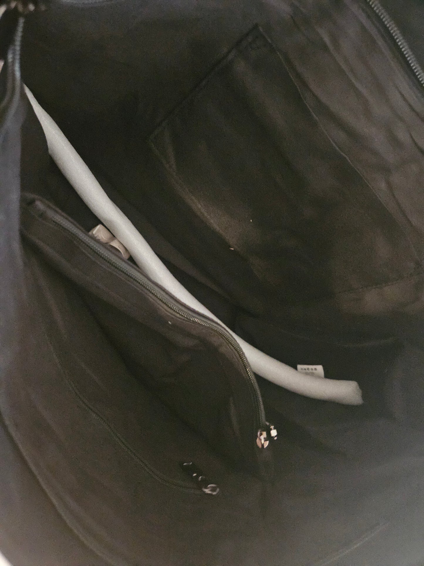 Sac noir en daim nubuck avec bandoulière