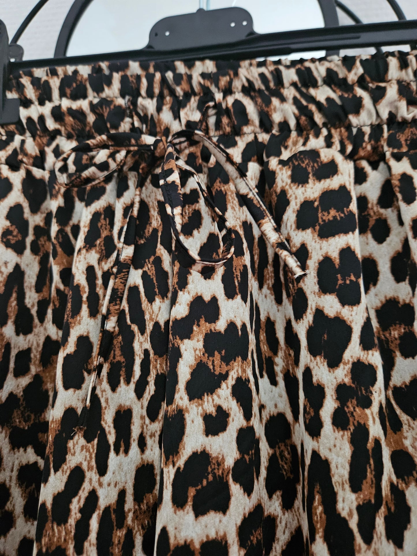 Pantalon imprimé léopard en satin