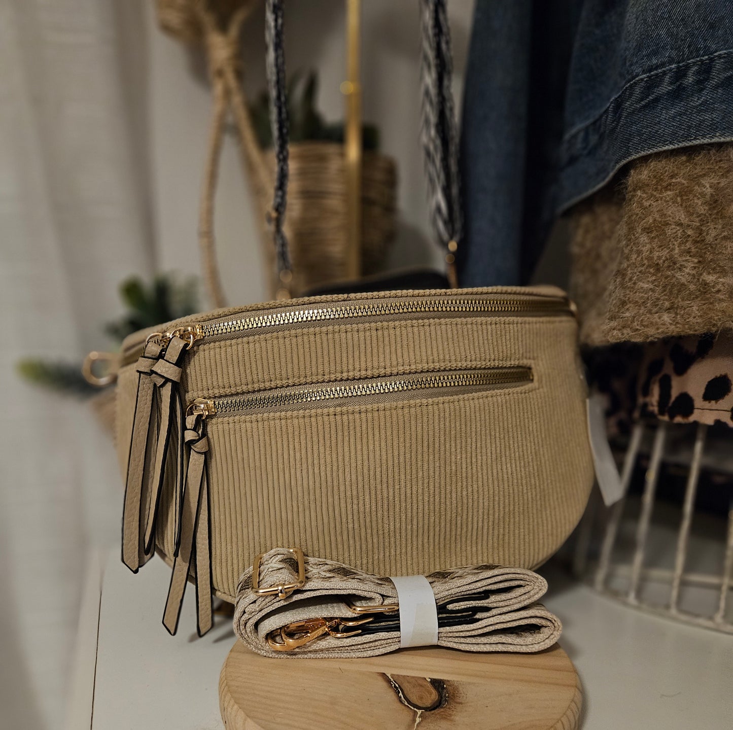 Sac banane crossbag  beige en velours côtelé grand format et bandoulière assortie