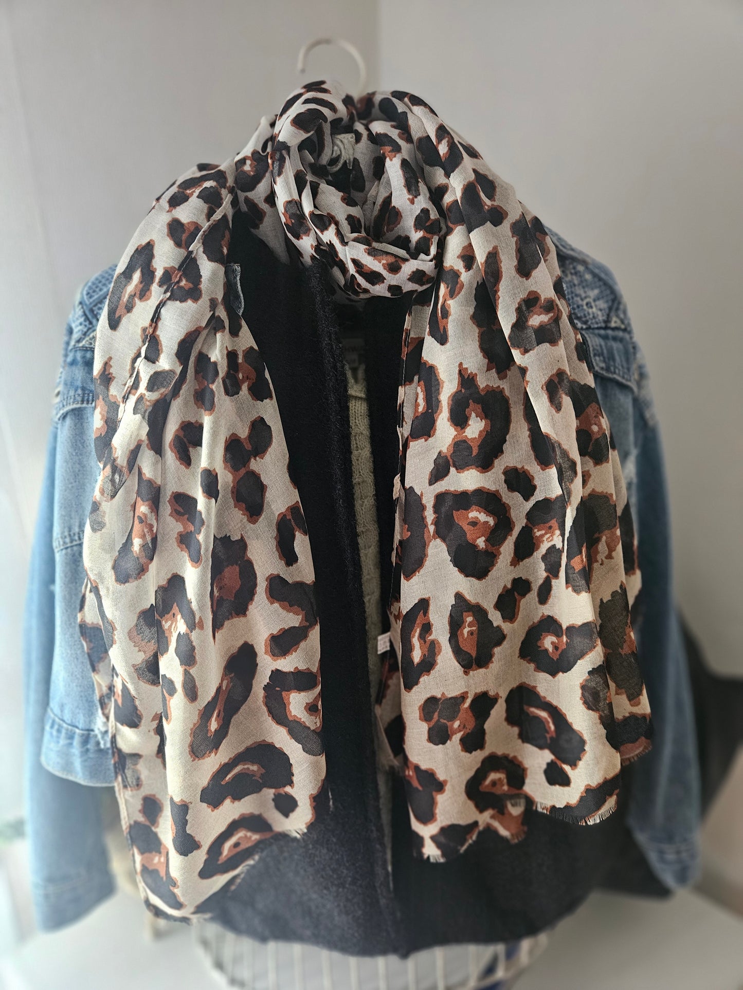 Foulard léopard caramel extra long en viscose