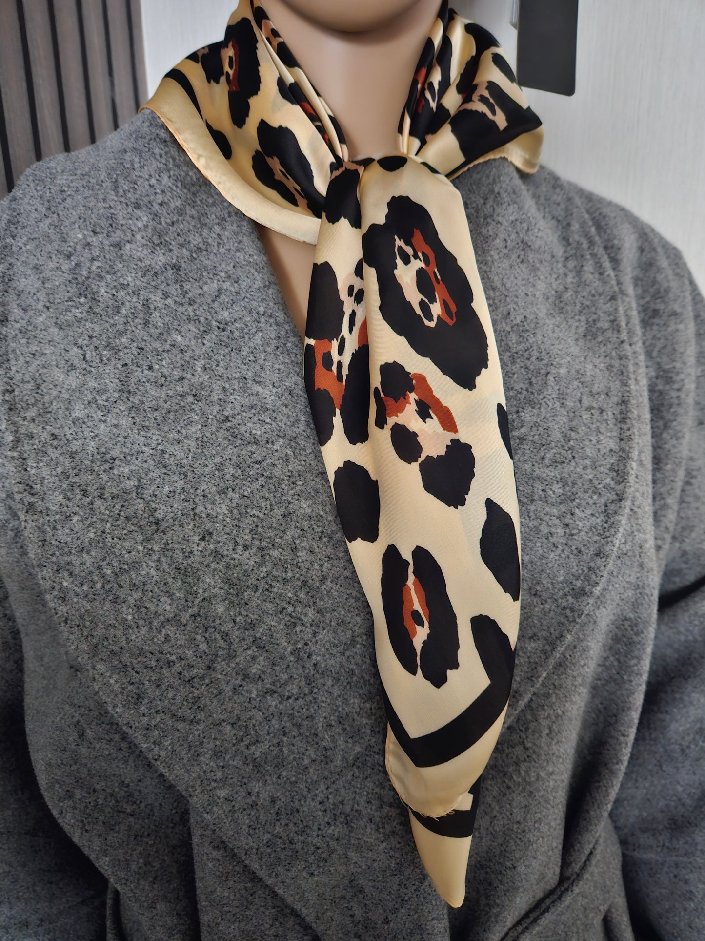 Foulard léopard beige