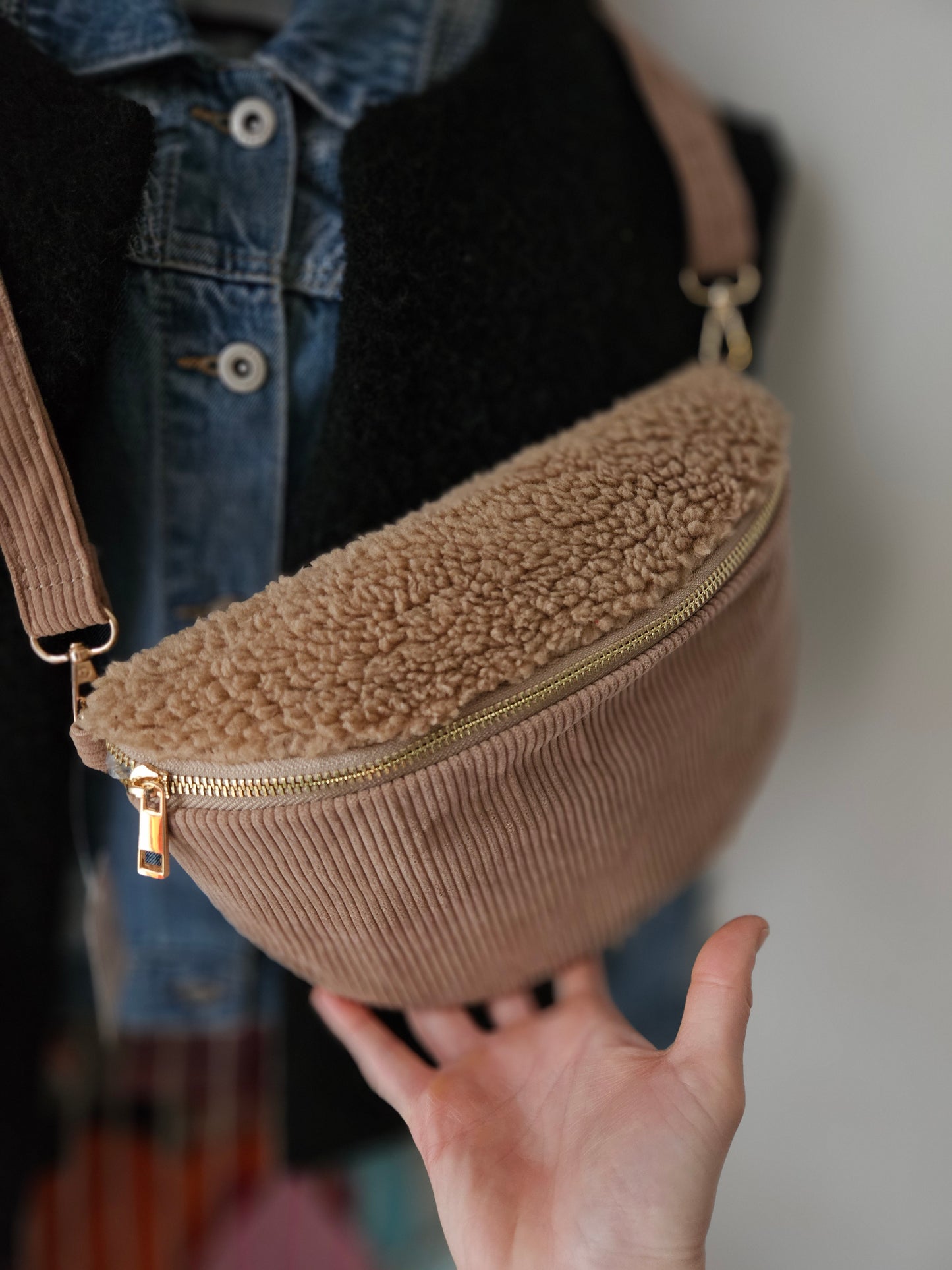 Sac banane bi matière en velours côtelé et fourrure teddy (marron ou noir)