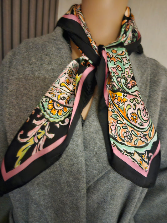Foulard noir et rose
