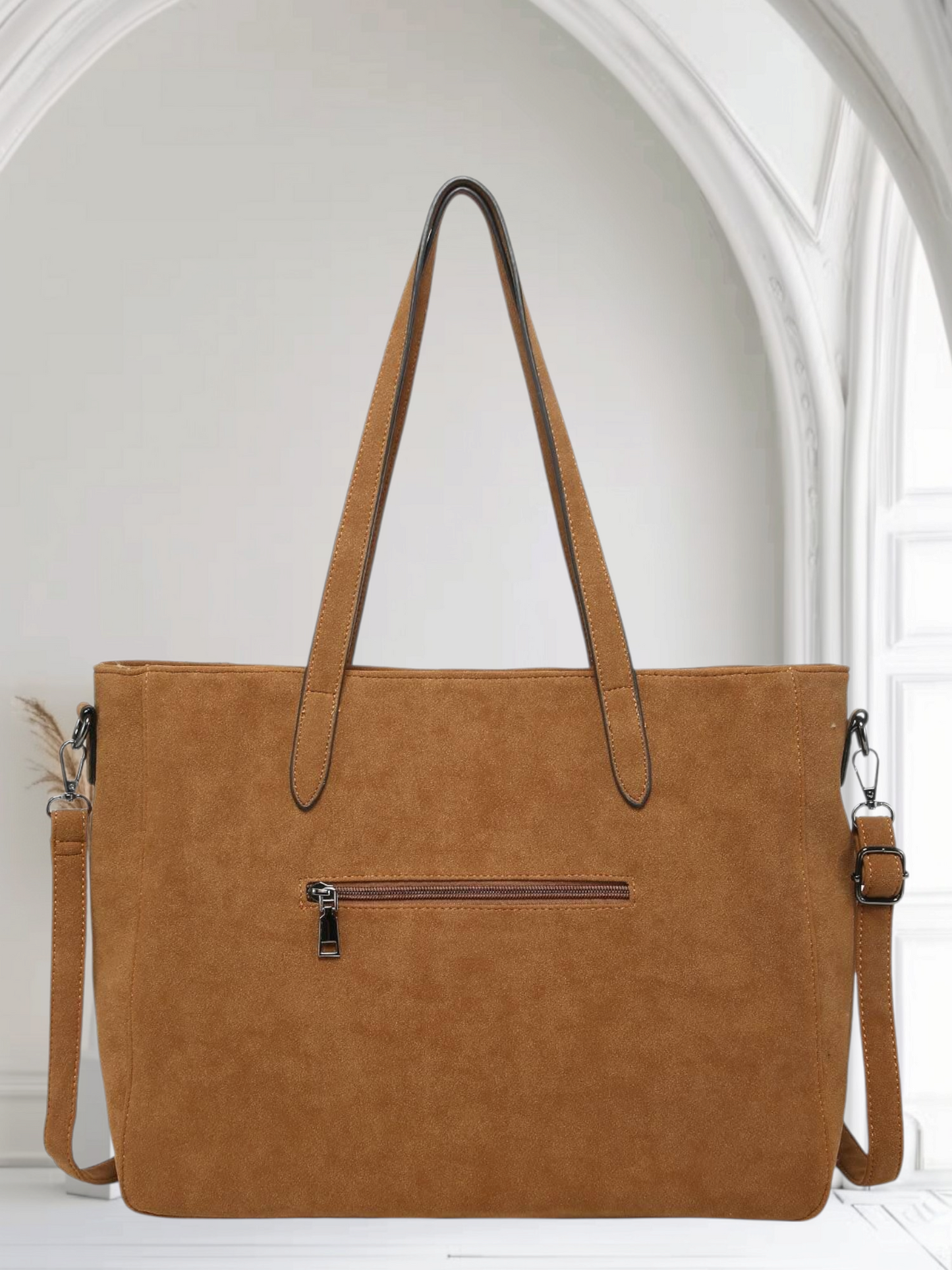 Sac marron camel en daim avec bandoulière.