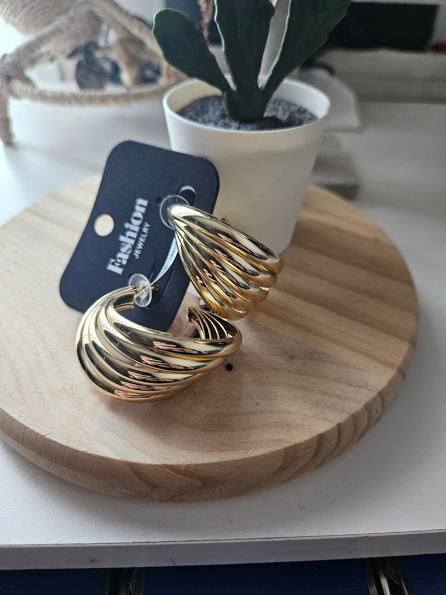 Boucles d'oreilles dorées/  argentées plissées – Élégance et modernité