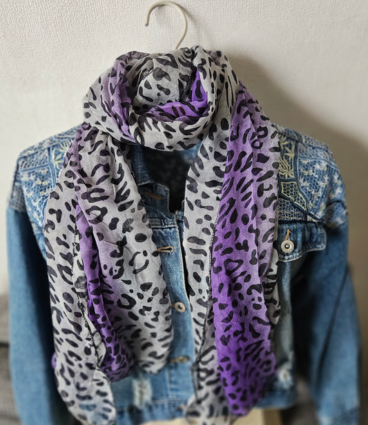 Foulard violet gris motif animal
