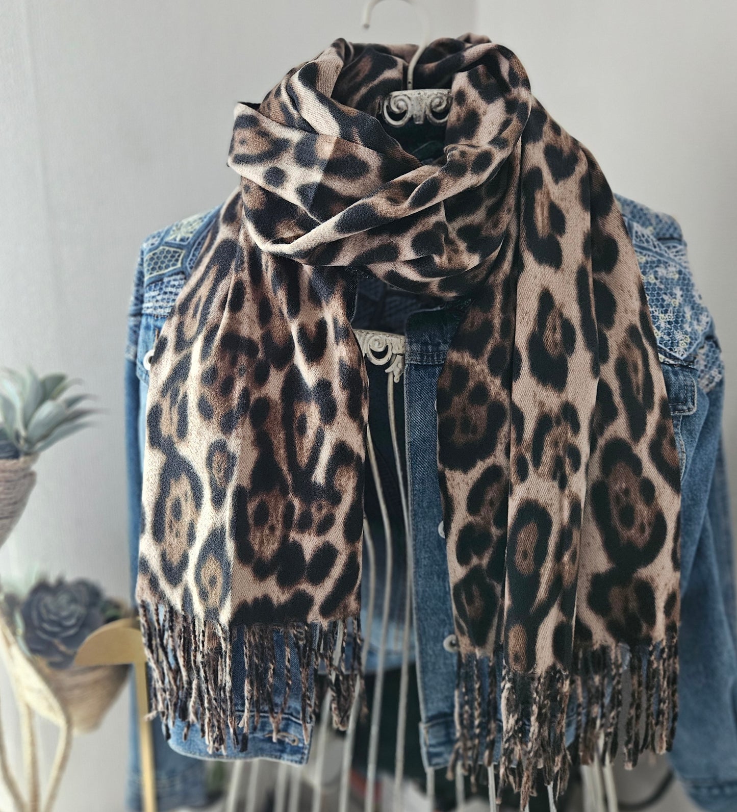 Écharpe extra longue taupe motif léopard