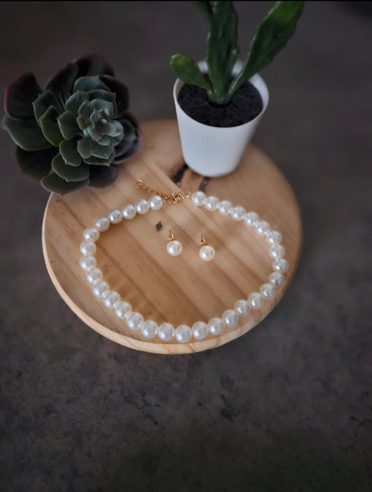 Ensemble de collier et boucles d'oreilles en perles nacrées