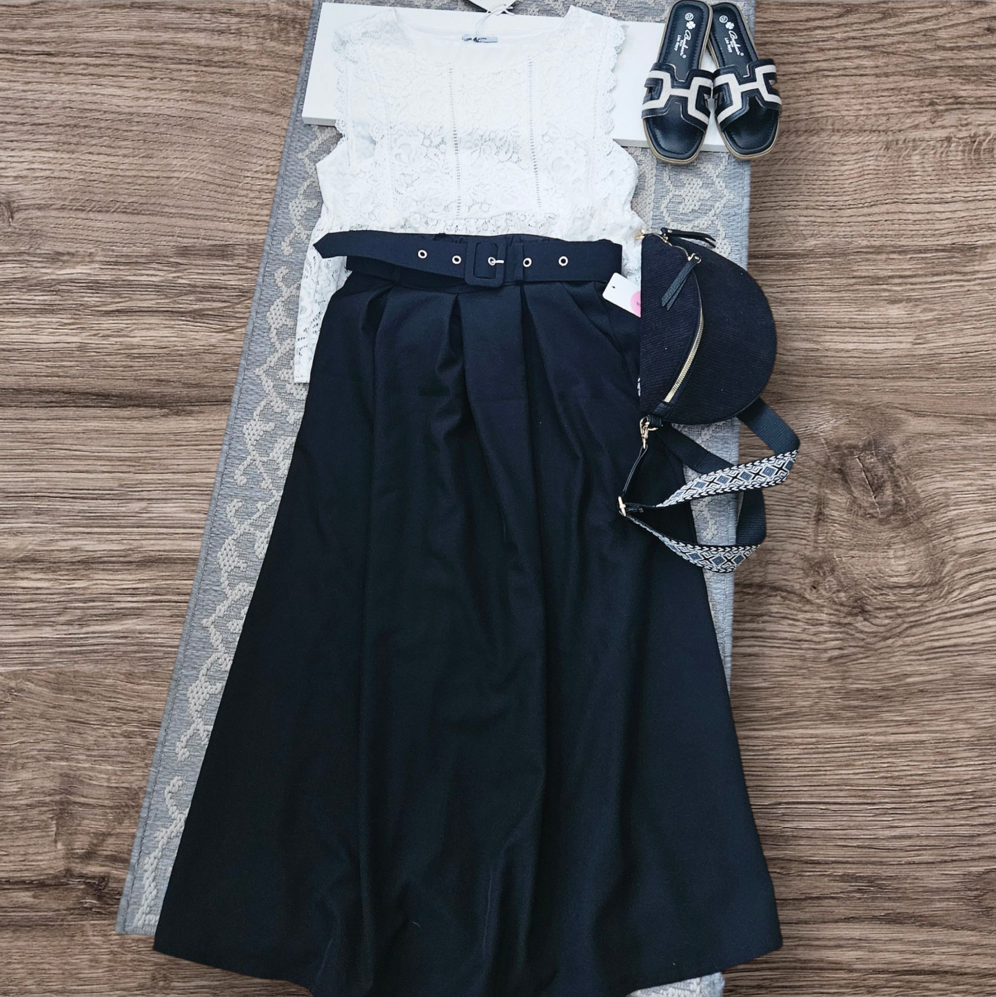 Jupe noire plissée + ceinture