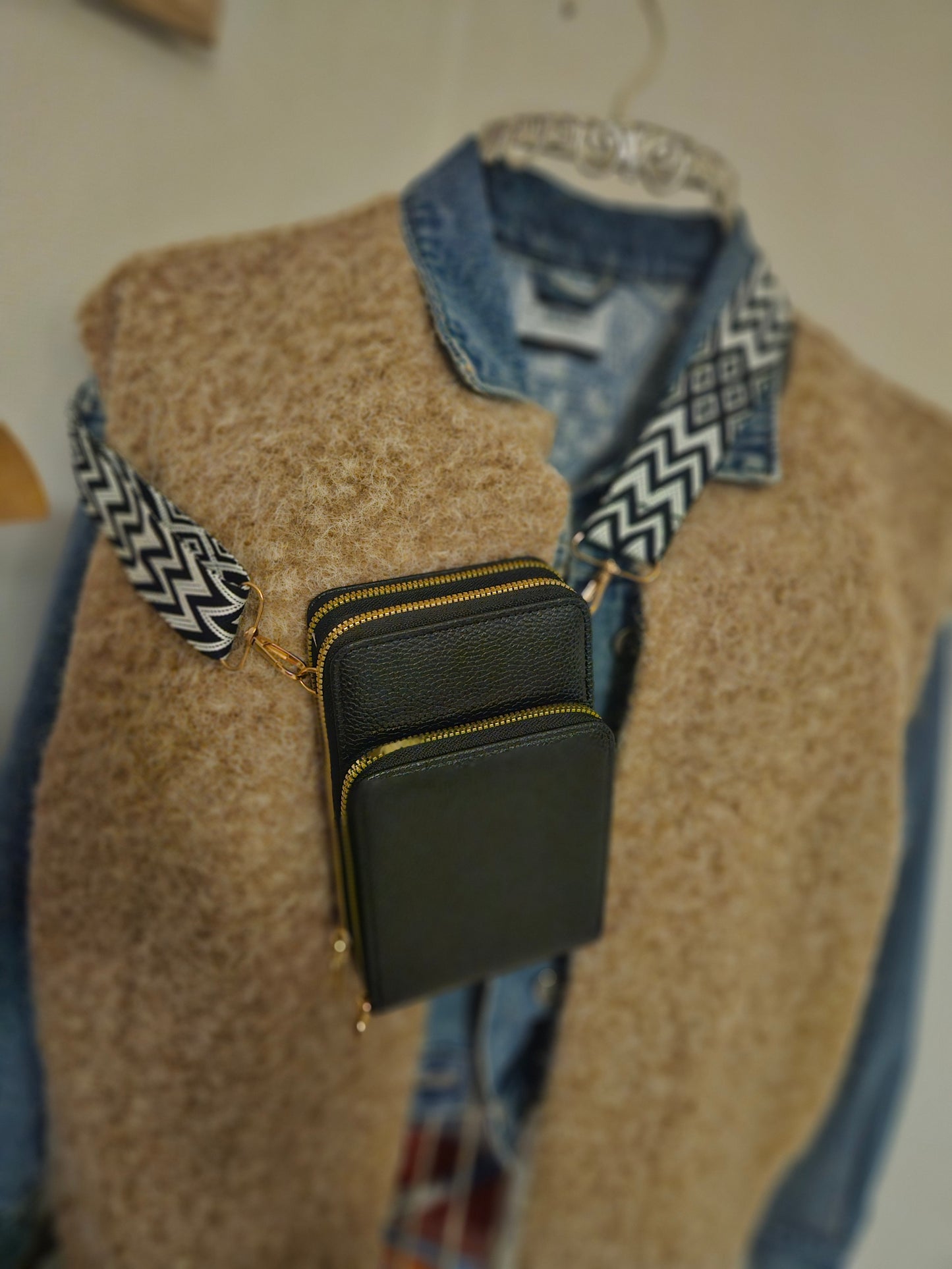 Sac téléphone couleur au choix à 3 compartiment bandoulière assortie