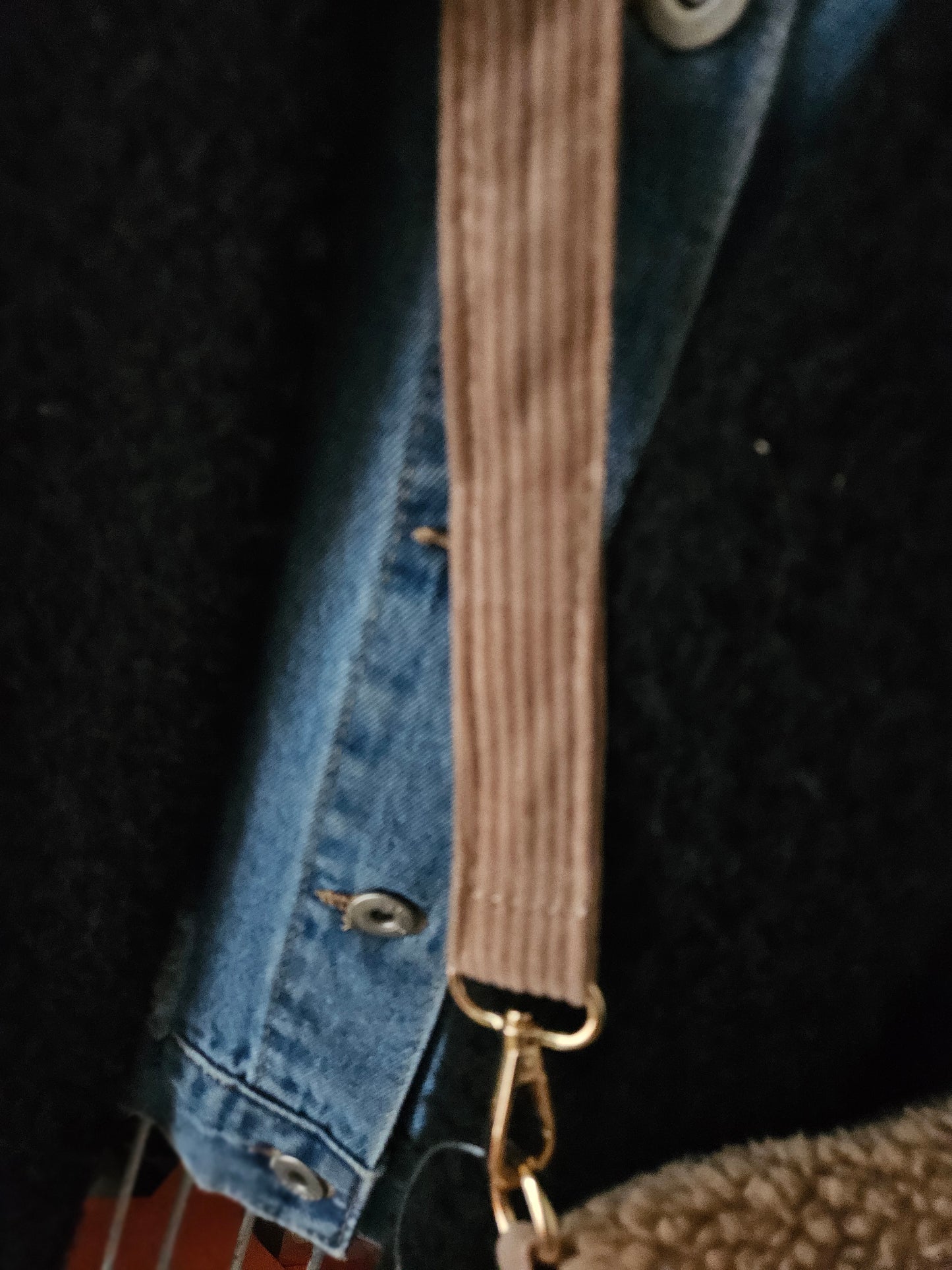 Sac banane bi matière en velours côtelé et fourrure teddy (marron ou noir)