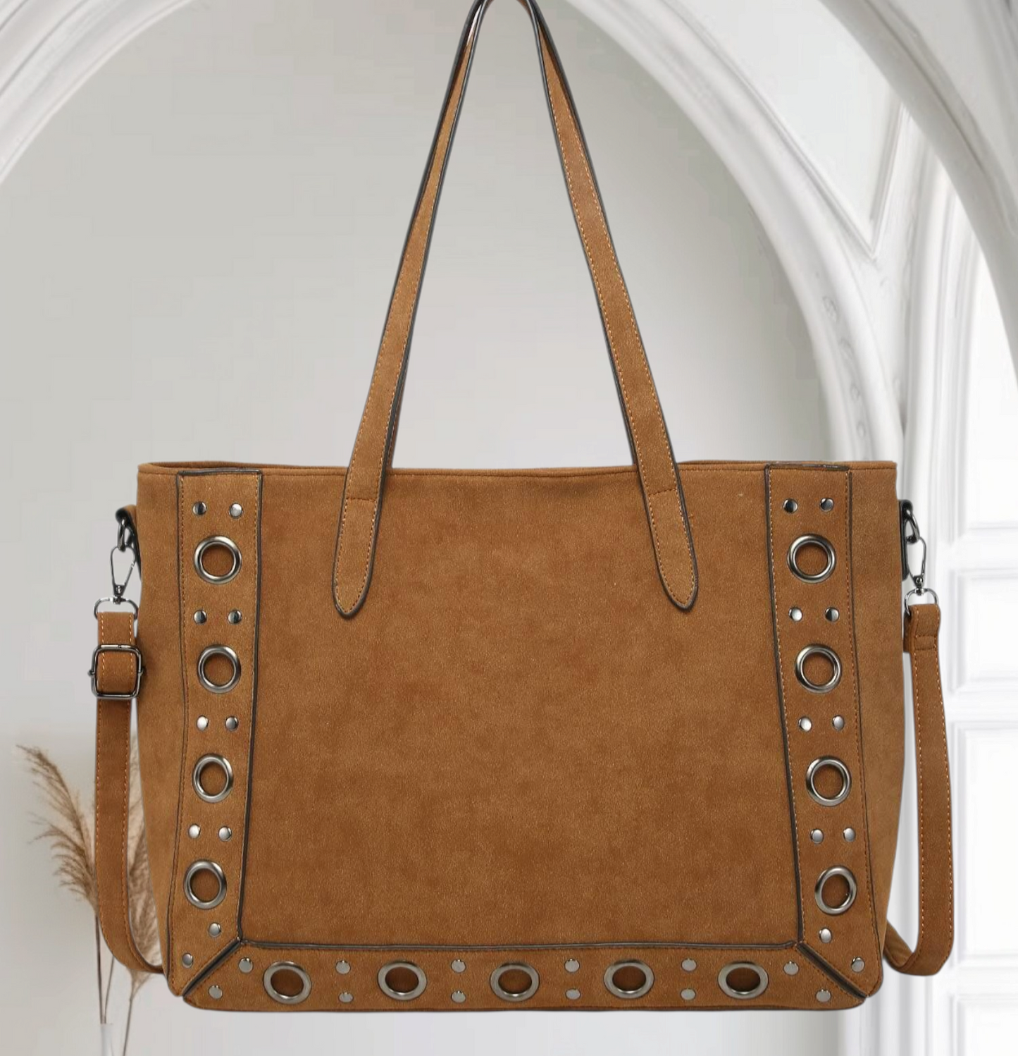 Sac marron camel en daim avec bandoulière.