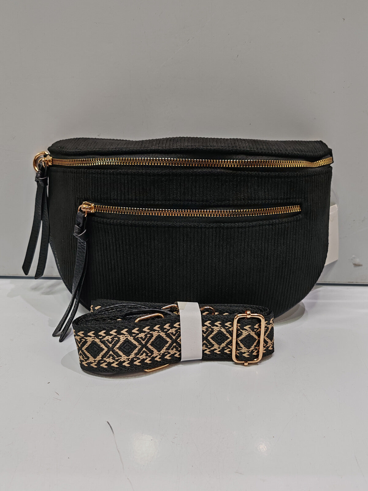 Sac banane crossbag noir en velours côtelé et bandouliere assortie