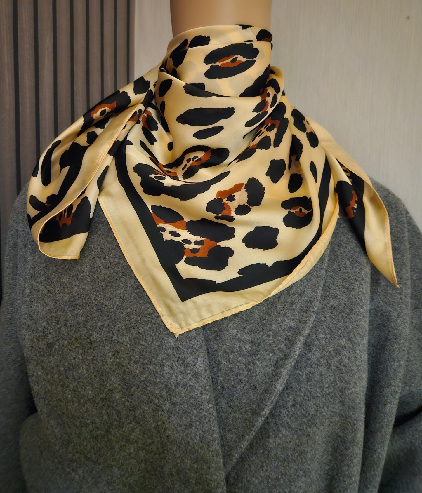 Foulard léopard beige